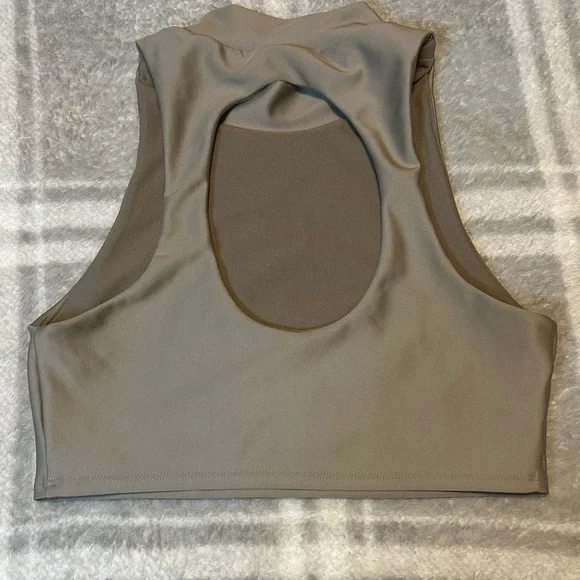 ALO Yoga Women's Taupe Sleeveless Crop Top
Workout gear - Picture 6 of 9